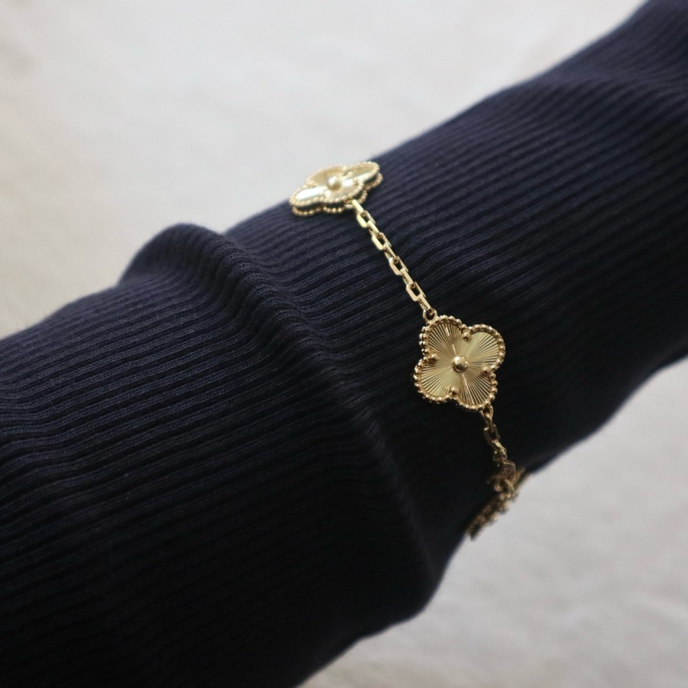 Gold clovers bracelet